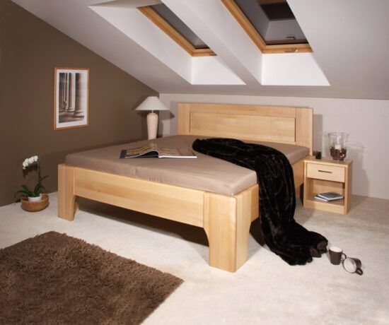 Masivní postel s úložným prostorem