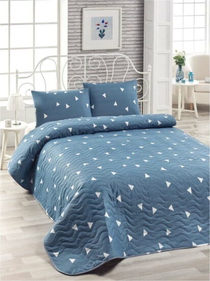 Set modrého přehozu přes postel a povlaku na polštář