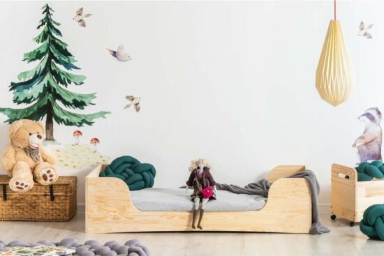 Dětská postel z borovicového dřeva