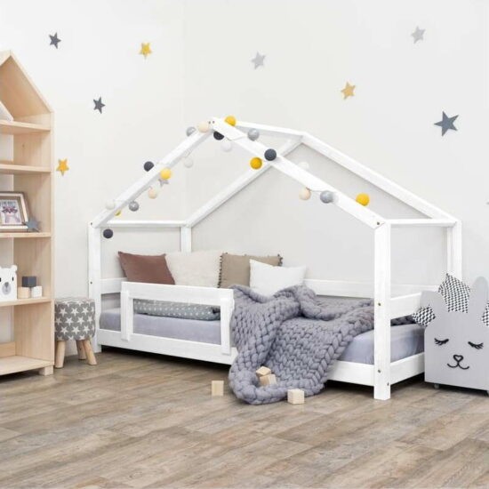Bílá dřevěná dětská postel