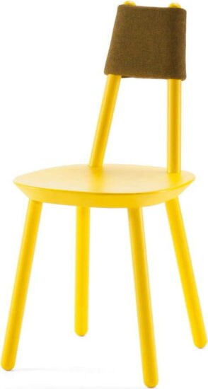 Žlutá židle z masivu