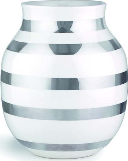 Bílá kameninová váza s detaily ve stříbrné barvě
