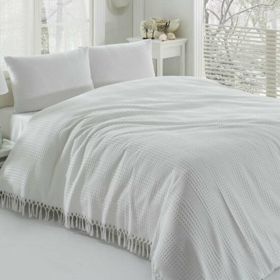 Bílý bavlněný lehký přehoz přes postel